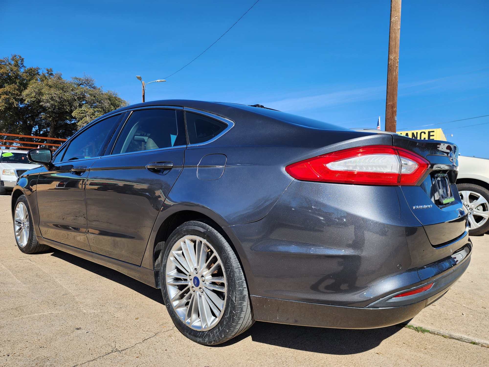 2015 GRAY /BEIGE Ford Fusion SE (3FA6P0HD4FR) with an 1.5L L4 DOHC 16V engine, AUTO transmission, located at 2660 S.Garland Avenue, Garland, TX, 75041, (469) 298-3118, 32.885551, -96.655602 - CASH$$$$$$ FUSION! This is a Super Clean 2015 FORD FUSION SE! BACK UP CAMERA! BLUETOOTH! SYNC! XM SAT RADIO! SUPER CLEAN! MUST SEE! Come in for a test drive today. We are open from 10am-7pm Monday-Saturday. Call us with any questions at 469-202-7468, or email us DallasAutos4Less@gmail.com. - Photo #5